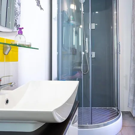 Sous Les Mimosas 2kms Bed & Breakfast *